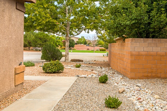 Building Photo - 9005 Rio Galisteo Pl NW