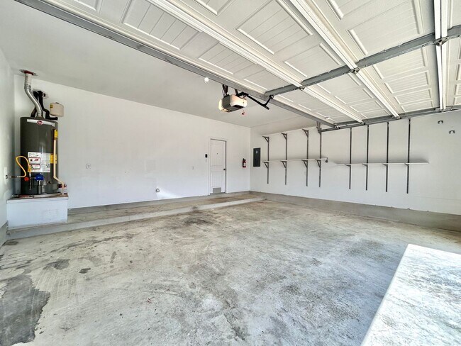 Building Photo - Beautiful and Contemporary 3 BR / 2.5 BA H...