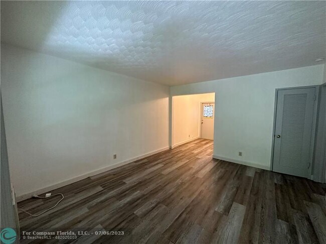 Building Photo - 3208 NE 5th Ct