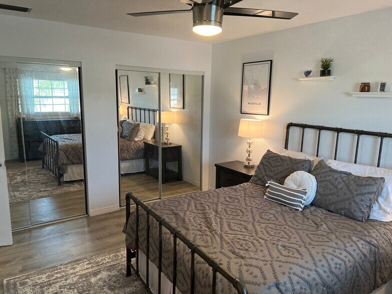 Master bedroom - 8815 Bay Pointe Dr