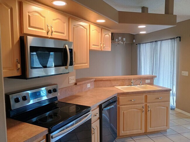 Building Photo - 3 bedroom 2 bathroom Fenced in yard