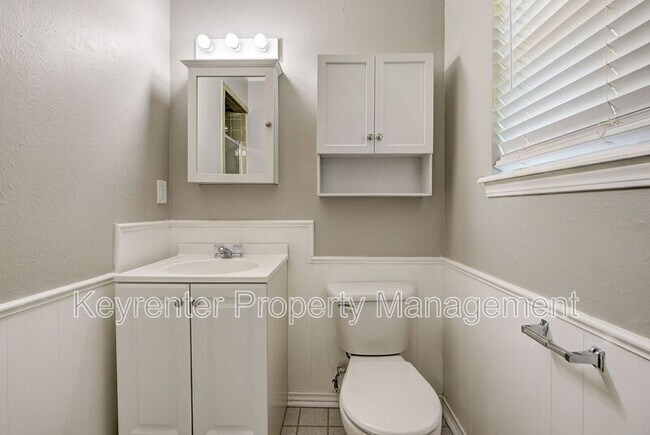 Building Photo - 1120 Kings Ct
