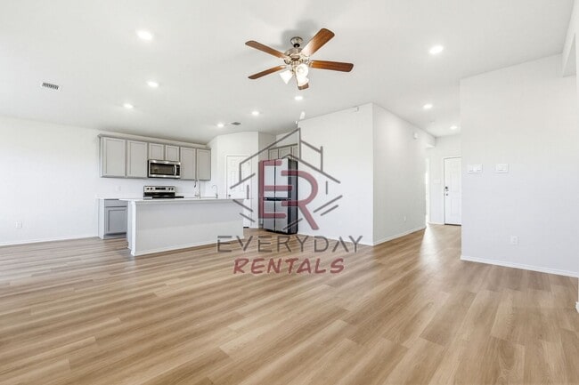 Building Photo - 3 bedroom 2 bath open concept
