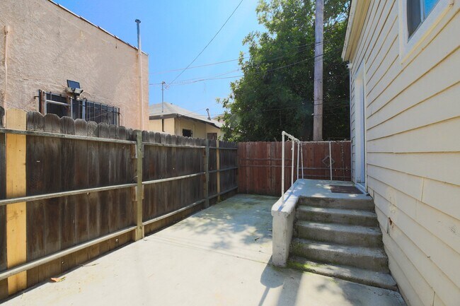 Building Photo - 2626 S Budlong Ave