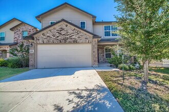 Building Photo - Stunning 4 bedroom offering 50% off the fi...