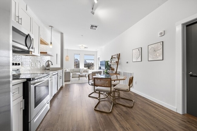 Building Photo - 1900 12th Ave S