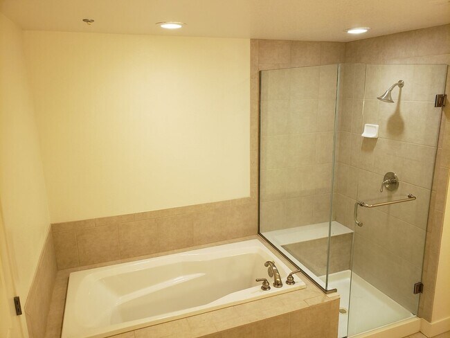 Building Photo - Beautiful 2-bed, 2-bath condo in Jefferson Park