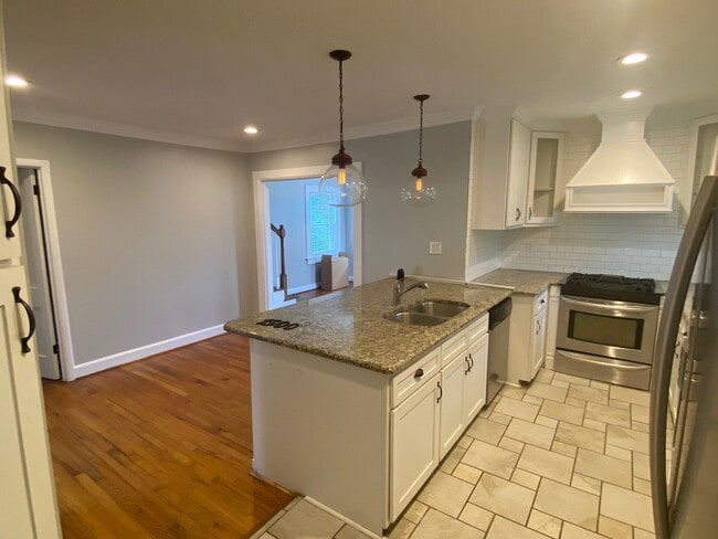 Building Photo - 4 Bedroom, 2 Bath Updated home in Jordan/Johnson area