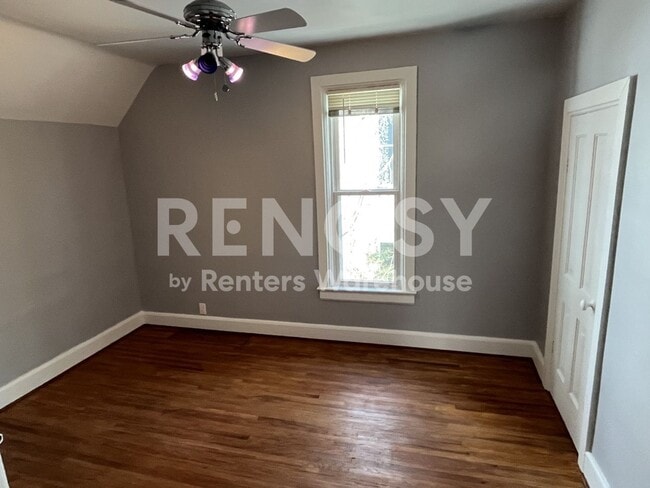 Building Photo - 4BD/2BA in Newport Available Now!