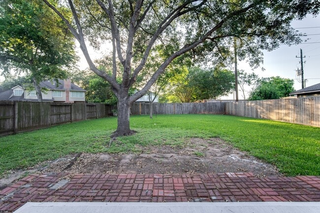 Building Photo - 2710 Double Lake Dr