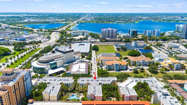 Building Photo - 720 S Sapodilla Ave