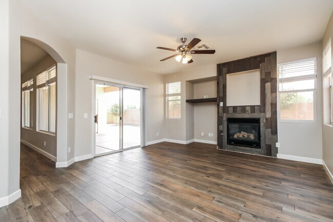 Building Photo - 3353 E Santa Fe Ln