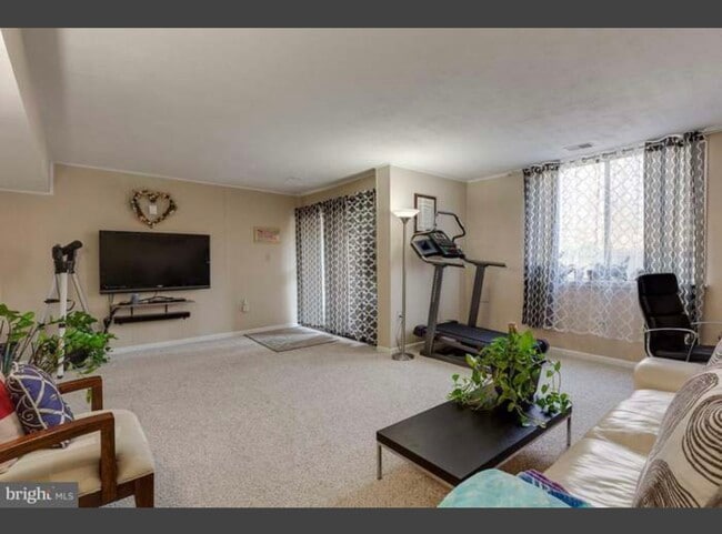 Building Photo - 4933 Casimir St