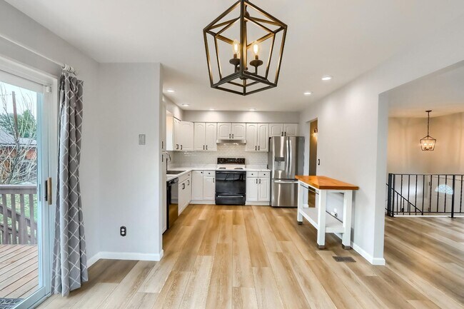 Building Photo - 4 BED 3 BATH HOUSE NEAR CREAK PARK!!!