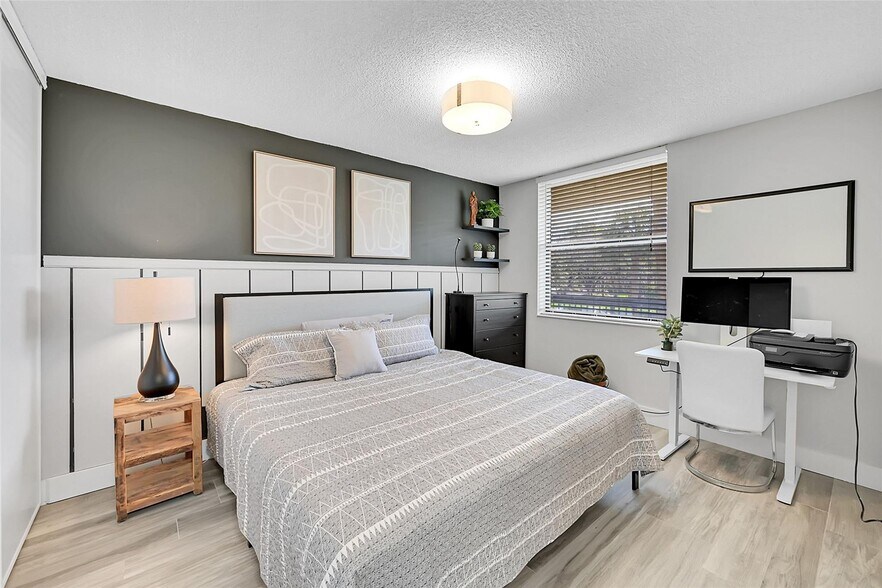 Building Photo - 2660 Carambola Cir N