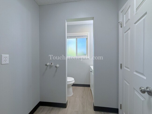 Building Photo - 2nd MONTH RENT FREE! Updated 3 BR Apartment with Patio in Portland