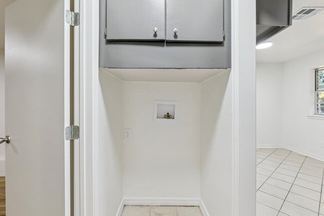 Building Photo - 1605 E Park Pl