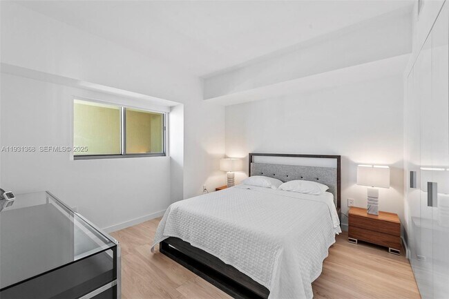 Building Photo - 460 NE 28th St