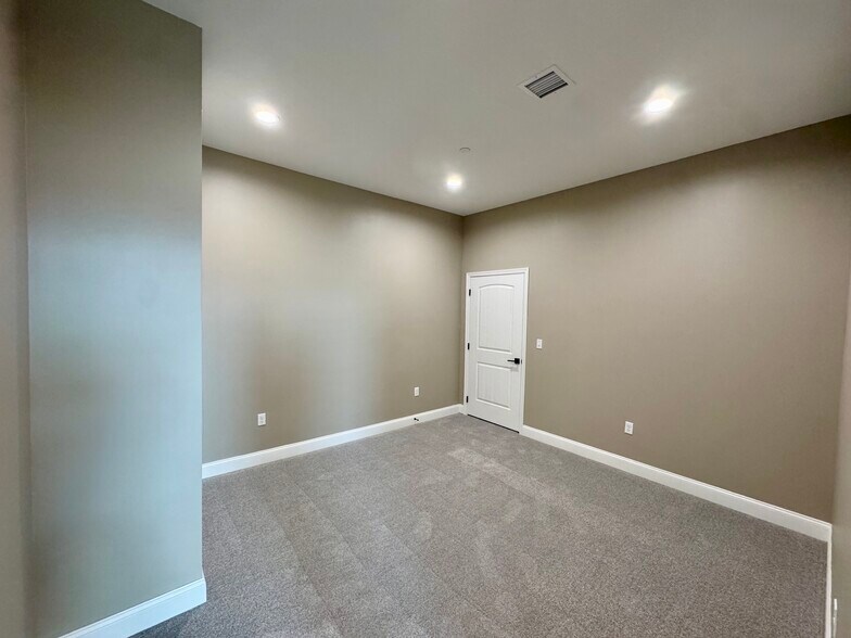 Building Photo - 2 N 9th St