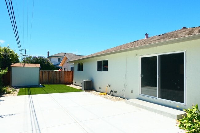 Building Photo - 4 bedroom 2 bath! Forced air, hardwood flo...