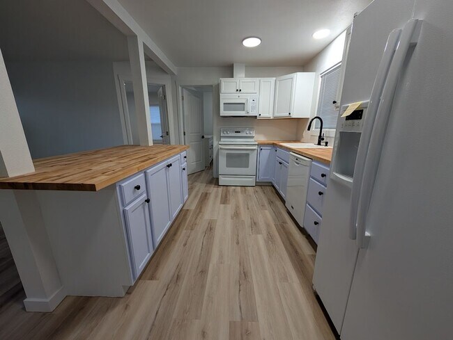 Building Photo - Gorgeous 3 Bed 2 Bath Orchards House with Shop