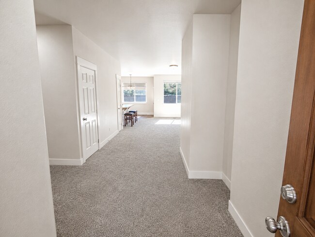 Building Photo - Spacious 3BR Home with Private Yard Near Alpenglow Park