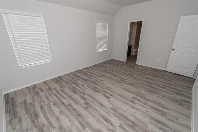 Building Photo - 3229 Primrose Dr