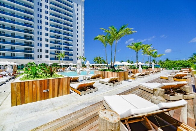 Building Photo - 2301 Collins Ave