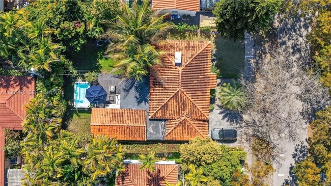 Building Photo - 837 Alberca St