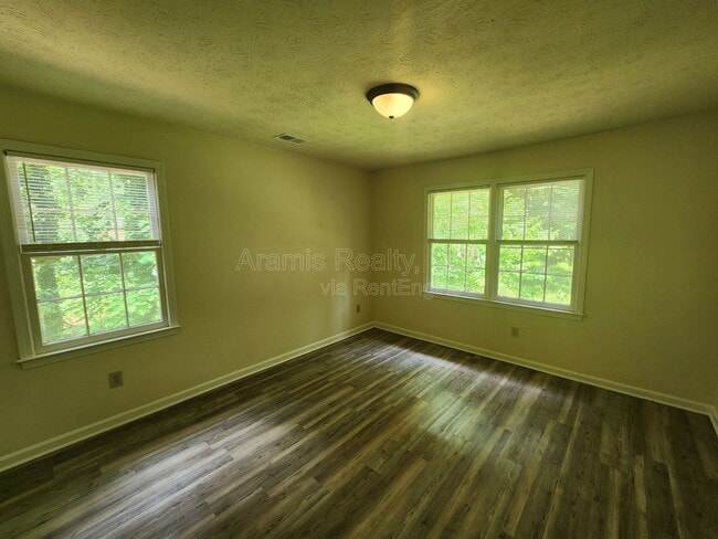 Building Photo - 2101 Wexford Dr