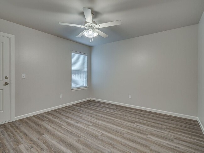 Building Photo - Very Nice 4 Bedroom 2 Bath Duplex in Oakdale Schools - Lawn Care Included