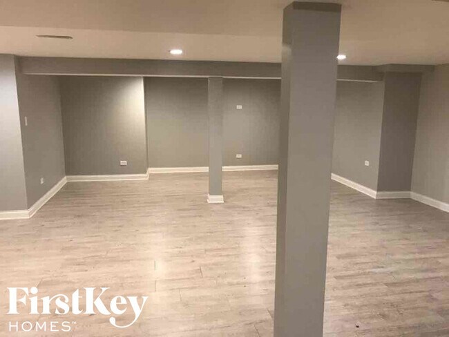 Building Photo - 16241 Lowell Ave