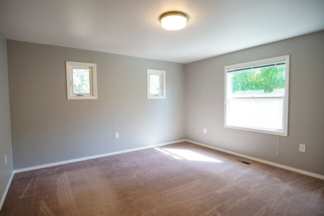 Building Photo - Delightful Rare Gem in SE Portland with Modern Amenities!