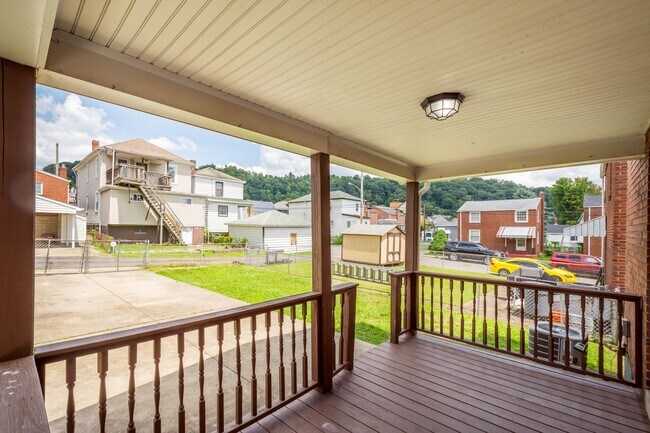 Building Photo - Newly renovated 3 bedroom home in McKees Rocks available now!
