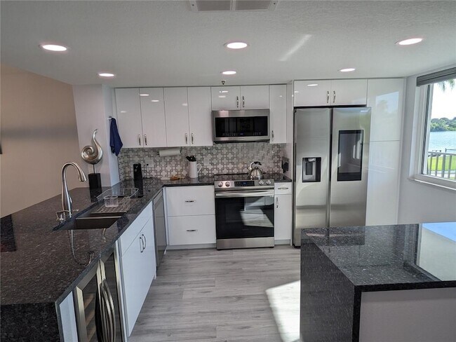 Building Photo - 19111 Vista Bay Dr