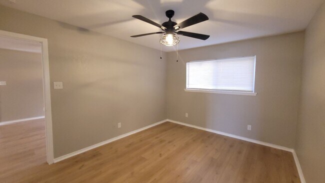 Building Photo - MOVE IN SPECIAL $500 OFF THE FIRST MONTH RENT-Spacious 1 Bedroom Apartment in Balcones Heights