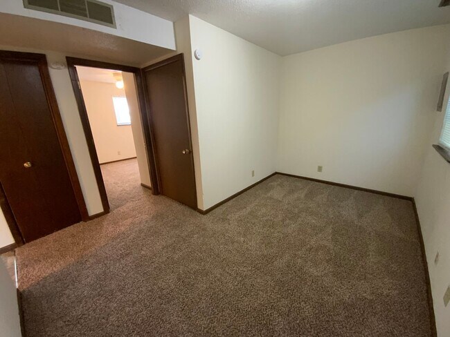 Building Photo - 560 NE Park Ln