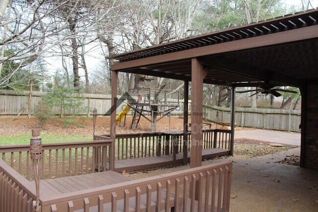 Building Photo - 430 Maplegrove Dr