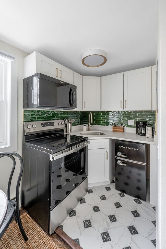 Building Photo - 113 S Henry St