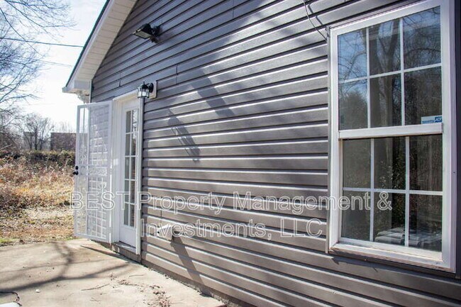 Building Photo - 3225 Lasalle St