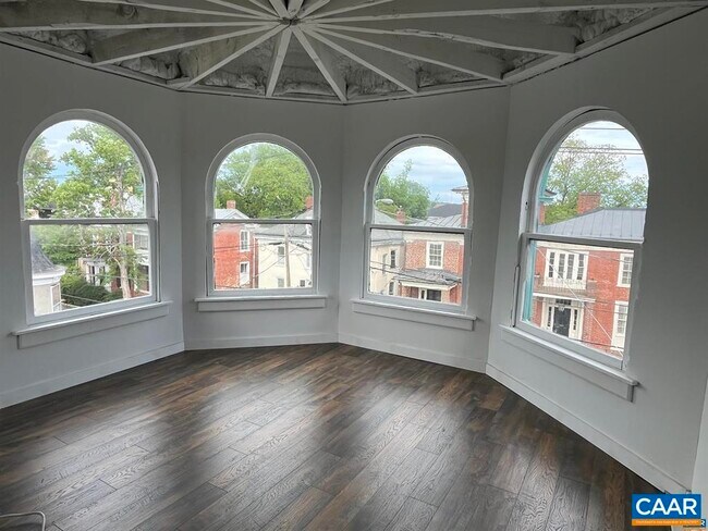 Building Photo - 409 W Park Dr