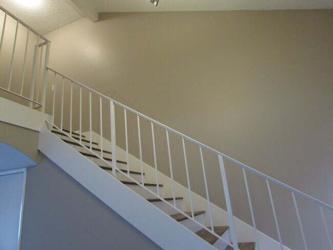 Building Photo - Spacious home/townhome in wonderful neighb...