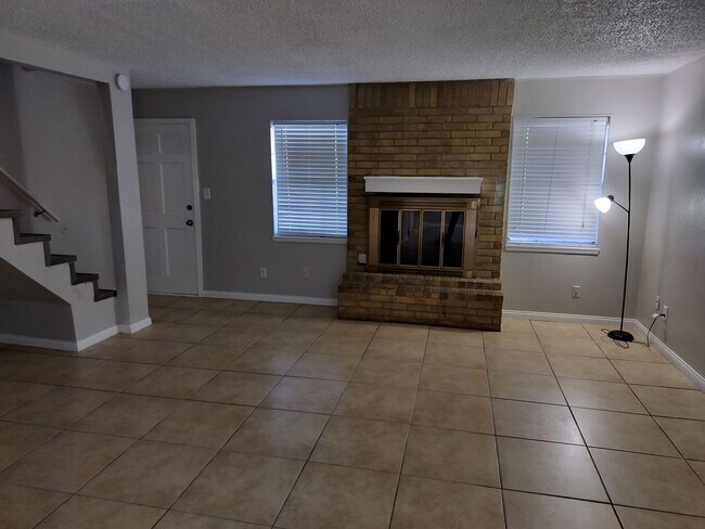 Building Photo - 2 Bedroom 1.5 Bathroom Townhouse in Norman with granite countertops and central heat and air