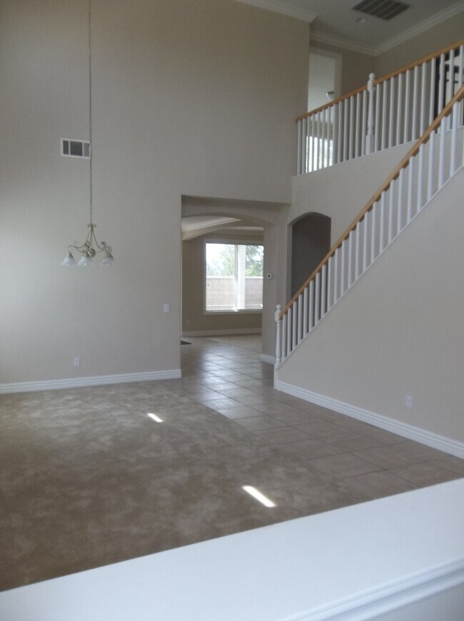 Building Photo - Central Temecula Home