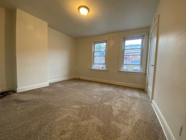 Building Photo - Stunning Two Bedroom Apartment in Oakland! Washer & Dryer Hook-Ups in Basement! Call Today!