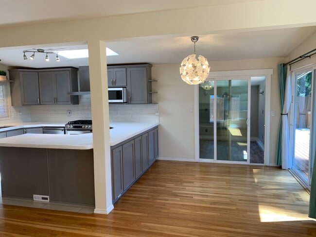 Building Photo - Beautiful and spacious 3 bed + office area...