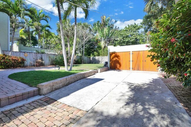 Building Photo - 607 Flamingo Dr
