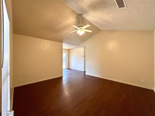 Building Photo - 8802 Pineridge Dr