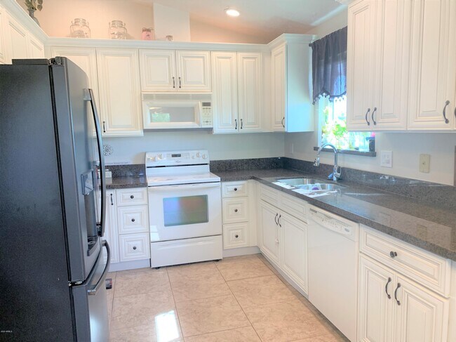 Building Photo - 3824 E Pueblo Ave