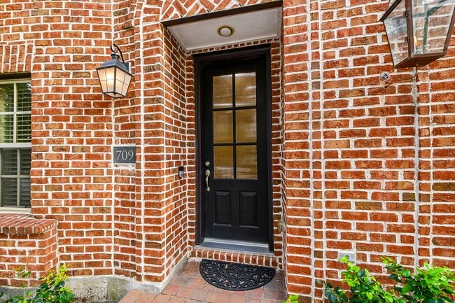 Building Photo - 709 Delano St